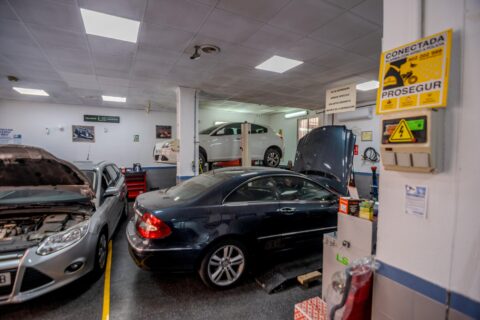 Interior del taller LS Electrocars en Albacete