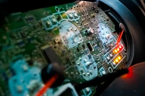 Detalle de electrónica de automóvil en LS Electrocars