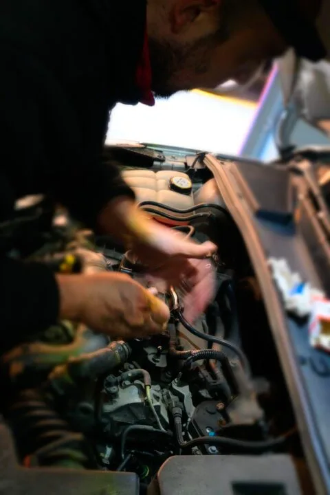 Intervención técnica en el compartimento del motor